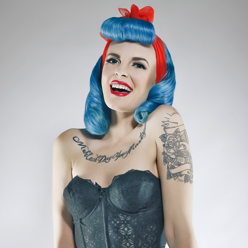 ⚡Hi there! I'm your Posher, Lindsey!⚡